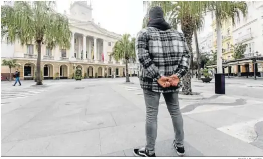  ?? LOURDES DE VICENTE ?? José Antonio, de espaldas, frente al Ayuntamien­to de Cádiz, en la plaza San Juan de Dios.