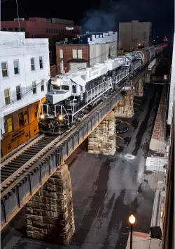  ?? Oliver Menges ?? A Belpre Industrial Parkersbur­g Railroad train climbs toward the Ohio River crossing on Oct. 1, 2020. The CEO of the railroad’s parent company sees huge shortline benefits from autonomous equipment.