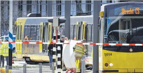  ?? FOTO: AFP ?? Der Tatort in Utrecht: In dieser Straßenbah­n schoss der Täter um sich. Er tötete und verletzte mehrere Menschen.