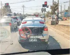  ??  ?? ►Usu●rio se la llevó en el maletero de un auto.