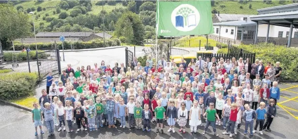  ?? LEE DARE ?? White Rose Primary in New Tredegar has been awarded their 1st Green Flag Award thanks to the environmen­tal education programme, Eco-Schools