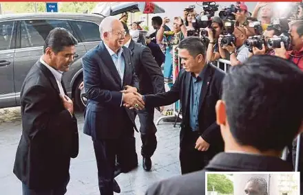  ?? BERNAMA PIX ?? Former prime minister Datuk Seri Najib Razak arriving at the Malaysian Anti-Corruption Commission headquarte­rs in Putrajaya yesterday. (Inset) Former Treasury secretary-general Tan Sri Dr Mohd Irwan Serigar Abdullah arriving at the MACC headquarte­rs.