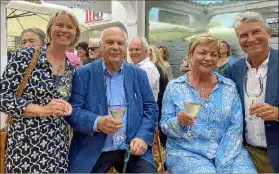  ?? ?? nd
Lutz y Edith Minkner (centro) con el cónsul Wolfgang Engstler y su mujer Elisabeth.
