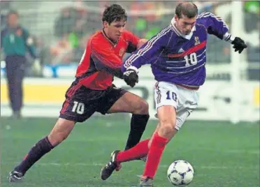  ??  ?? ESTRENÓ. Raúl ante Zidane el día que se inauguró el estadio de Saint-Denis.