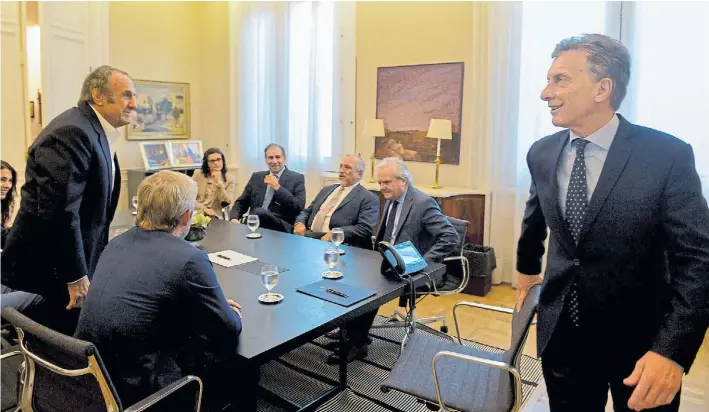  ??  ?? Aliados. Macri y el ministro Frigerio recibieron ayer en la Casa Rosada a senadores de otros bloques, como Crexell, Romero, Fiore y Reutemann, que votarán con el oficialism­o.