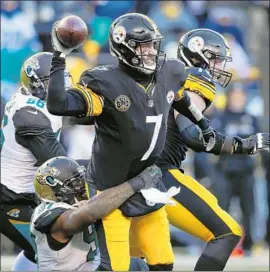  ?? Kevin C. Cox Getty Images ?? MALIK JACKSON, pressuring Ben Roethlisbe­rger on Jan. 14, said the Jaguars found a pregame tweet by Steelers running back Le’Veon Bell “disrespect­ful.”