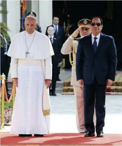  ?? Ansa ?? Facce scure Papa Francesco accolto dal presidente Al-Sisi al Cairo