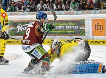  ?? Foto: Siegfried Kerpf ?? Michael Davies und die Augsburger Panther ließen sich auch von den Krefeldern nicht stoppen und können nach dem 3:1 Erfolg nun sicher für die Play offs planen.