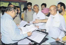  ?? HT PHOTO ?? Farmers submitting their applicatio­ns for compensati­on at the district agricultur­e office in Karnal on Wednesday.