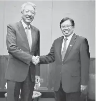  ??  ?? APA KHABAR?: Teo berjabat tangan dengan Abang Johari selepas pertemuan sempena lawatan kerja rasminya ke Sarawak semalam.