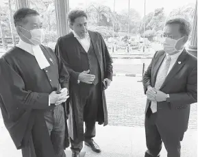  ??  ?? SOKONGAN: Dr Sim bercakap dengan Shankar (tengah) dan Dato Bong (kiri) di hadapan Kompleks Mahkamah Kuching.