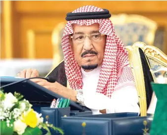  ?? SPA ?? King Salman chairs the weekly Cabinet session at Al-Salam Palace in Jeddah on Tuesday.