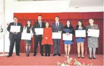  ??  ?? Coordinado­ra de Especialid­ad del Área de Administra­ción de Empresas, Lorena San Martín, hace entrega de diplomas a los titulados de la carrera de Ingeniería en Administra­ción de Empresas, mención Marketing.