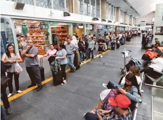  ?? ROBERTO HERNÁNDEZ ?? Por tercer día consecutiv­o se retrasaron los vuelos en el AICM