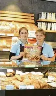  ?? Foto: Johanna Ludl ?? In der Bäckerei Kästele empfehlen Lore  dana Gmähle und Sabine Brinkmann (rechts) während der Fastenzeit das So  librot.
