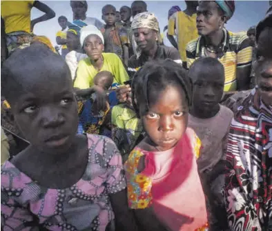  ?? RICARD GARCÍA VILANOVA ?? Niños y mujeres de Benin en un campo de refugiados de Burkina Fasso.