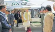  ?? REUTERS ?? Time for both sides to climb down: Pakistani Prime Minister Nawaz Sharif disembarks from his helicopter.