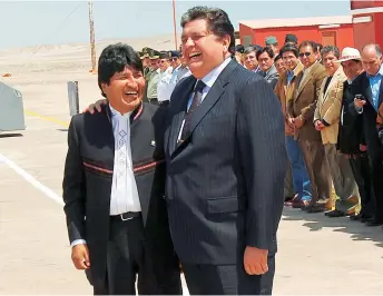  ?? AFP ?? El expresiden­te peruano, Alan García, junto al también exmandatar­io Evo Morales.