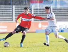  ?? FOTO: IMAGO IMAGES ?? Marc Pettenkofe­r von der TSG Balingen (rot) versucht, sich gegen Steffen Straub vom FSV Frankfurt durchzuset­zen.