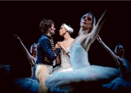  ?? Lindsay Thomas/San Francisco Ballet ?? Nikisha Fogo and Aaron Robison in Helgi Tomasson’s “Swan Lake.”