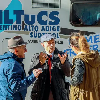  ?? (Rensi) ?? Fra la genteIl camper allestito dalla Uiltucs che per un mese in Trentino Alto Adige sensibiliz­zerà sulle festività al lavoro