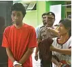  ?? DWI WAHYUNINGS­IH/JAWA POS ?? SALING DIAM: Panji Adi Saputro diantar istrinya, Sri Wahyuni Kumolowati, menuju RSJ Menur dari Polsek Tambaksari kemarin (12/1).