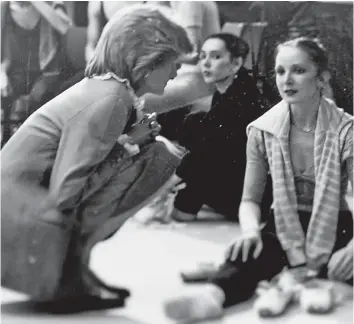  ?? ?? Making a pointe: Diana chats with a dancer as she rests her feet