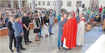  ?? FOTO: KARL-HEINZ SCHWEIGERT ?? Firmspende­r Franz Glaser bei der Firmung in der Kirche St. Martin.