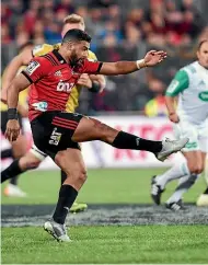  ??  ?? Richie Mo’ounga had a more consistent year than his Hurricanes counterpar­t Beauden Barrett.