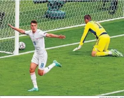  ?? ANDY BUCHANAN / EFE ?? El checo Schick celebra uno de sus dos goles ante Escocia.