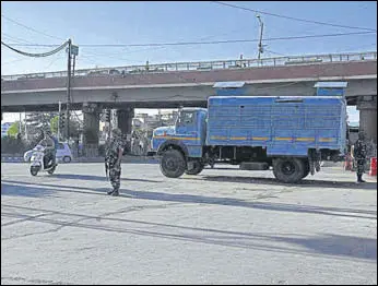  ?? AFP ?? Paramilita­ry troops standing guard on a road in Srinagar on Saturday.