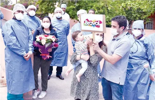  ?? Agence France-presse ?? ↑
A French couple with their baby pose for a selfie at a hospital in Marrakesh, Morocco, on Thursday, following their recovery from the coronaviru­s.