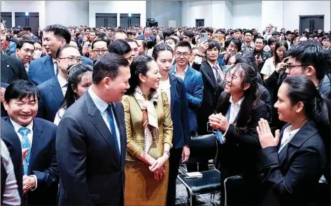  ?? STPM ?? Prime Minister Hun Manet (centre left, in profile) and his wife Pich Chanmony meet with members of the Cambodian diaspora working and studying in Japan during his trip to the 50th anniversar­y of Japan-ASEAN ties.