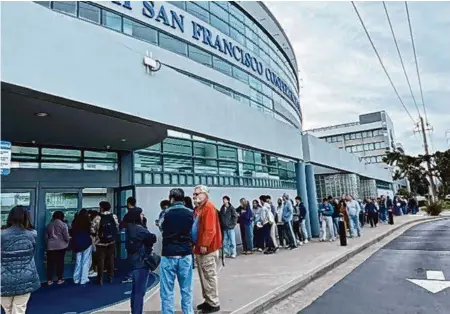  ?? Contributo­r photo ?? Students hoping to take the SAT in South San Francisco were greeted by a long line outside the testing center.