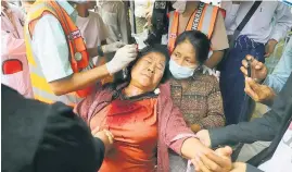  ?? AFP ?? Tratan a una mujer herida en Mandalay.