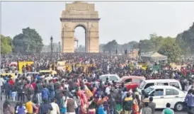  ??  ?? People throng India Gate on Sunday, the first day of the new year. Traffic in central Delhi was paralysed as revellers flocked to the popular picnic spot and Connaught Place. SONU MEHTA / HT