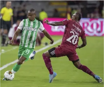  ?? FOTO JUAN ANTONIO SÁNCHEZ ?? Yerson Candelo, por la lateral, siempre le dio salida al Verde, que celebró el título en Ibagué.