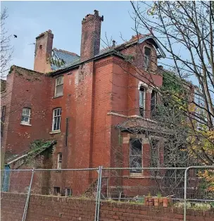  ?? ?? The crumbling house on the corner of Scarisbric­k New Road and Chambres Road is to be demolished