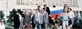  ?? AFP ?? Un ricordo lontano. Boris Eltsin davanti alla Casa Bianca russa, tra i moscoviti che si opposero al golpe