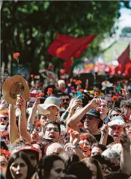 ?? TIAGO PETINGA/EFE ?? Multidão celebra em Lisboa os 50 anos do fim da ditadura