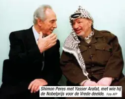  ?? Foto AFP ?? Shimon Peres met Yasser Arafat, met wie hij de Nobelprijs voor de Vrede deelde.