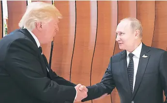  ?? Afp ?? LÍDERES. El presidente Donald Trump y su homólogo ruso Vladimir Putin se saludan durante su primer encuentro cara a cara en Hamburgo el pasado 7 de julio.