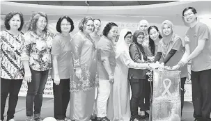  ??  ?? RASMI:Dr Siti Hajar (dua kanan) bersama yang lain menyempurn­akan perasmian Kempen Kesedaran Kanser Payudara Peringkat Bahagian Bintulu.