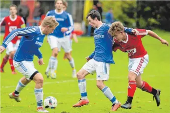  ?? FOTO: JOSEF KOPF ?? Die Fußballer des SV Gebrazhofe­n (in Blau) behielten nicht nur in dieser Szene die Oberhand.