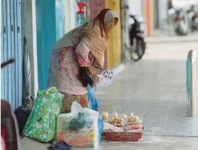  ?? BY FATHIL ASRI PIC ?? A foreigner begging at the Kota Baru shopping area yesterday.