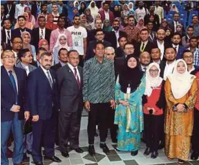  ?? [FOTO SALHANI IBRAHIM/BH] ?? Khairy bersama Dr Zaleha dan Topbas selepas merasmikan Forum Ke Arah Kebangkita­n Pemikir Islam Masa Hadapan: Wawasan TN50 Malaysia di Gombak, semalam.