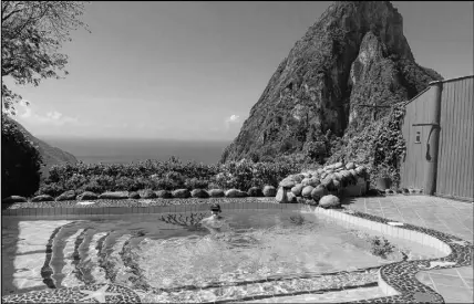  ?? PHOTO BY SANDRA NOWLAN ?? Plunge pool and a view of Pitons from Ladera Resort.