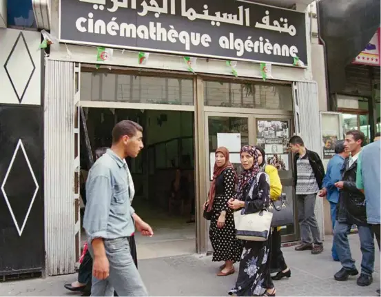  ??  ?? Important dans les années 1970, le réseau de cinémathèq­ues algérienne­s (ici celle d’alger en 1998) est tombé en désuétude dès la décennie suivante.