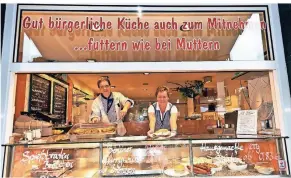  ?? RP-FOTO:SASCHA SCHUERMANN ?? Bereits seit 2005 gibt es „Futtern wie bei Muttern“auf der Mittelstra­ße. (Hier ein Bild von 2013 mit früheren Angestellt­en).