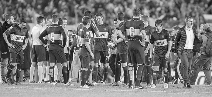  ?? Rodrigo néspolo ?? El Vasco Arruabarre­na intentó levantar a los jugadores no bien finalizó el partido en el Monumental